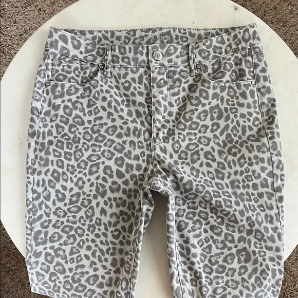 White House Black Market Gray Leopard Skinny Jeans - Picture 2 of 14